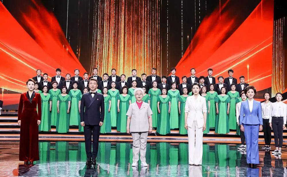设计|张蕾才是真正不老女神，穿红色丝绒连体裤亮相，时髦洋气，太惊艳