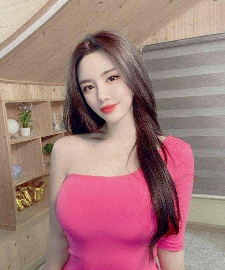 本人|美女一身职业装搭配上一双尖头的高跟鞋，突显出女性的优雅姿态