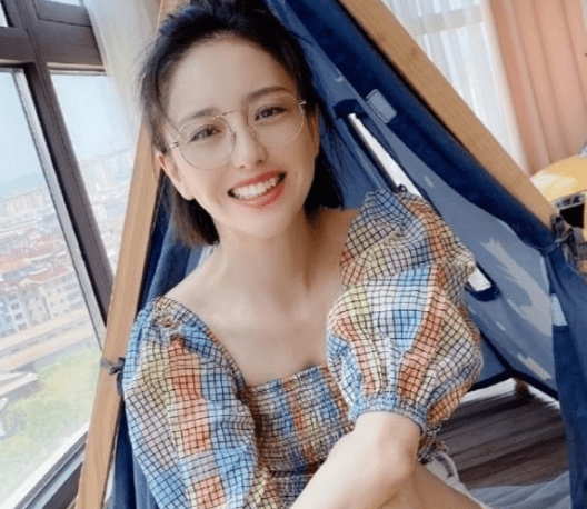 状态|佟丽娅状态真不错，身穿彩色泡泡袖配眼镜，清纯气质像极了大学生