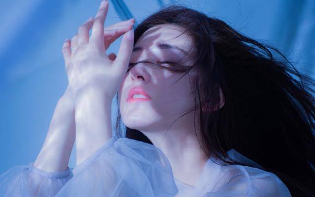 黑色|难怪赵露思总是披着头发，看到她扎丸子头的发际线后，再不是女神