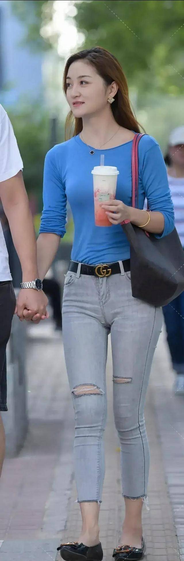 长裤|高挑多姿的打底裤美女，着装风格洋气大方，走在街头