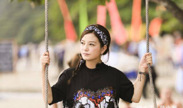 头巾|赵薇又年轻了？穿黑T恤配短裤荡秋千，扎麻花辫绑头巾美成小姑娘