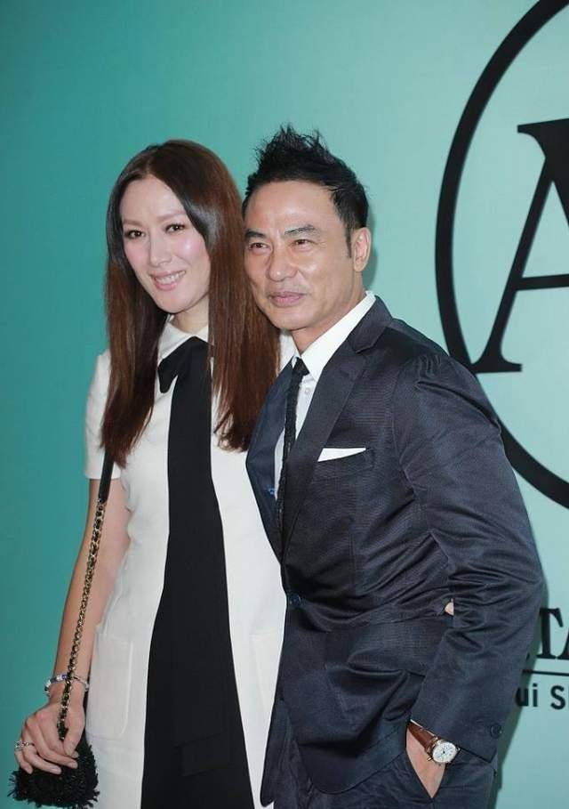 带着|任达华的妻子不愧是模特,不仅身高有优势,衣品也带着奢侈感