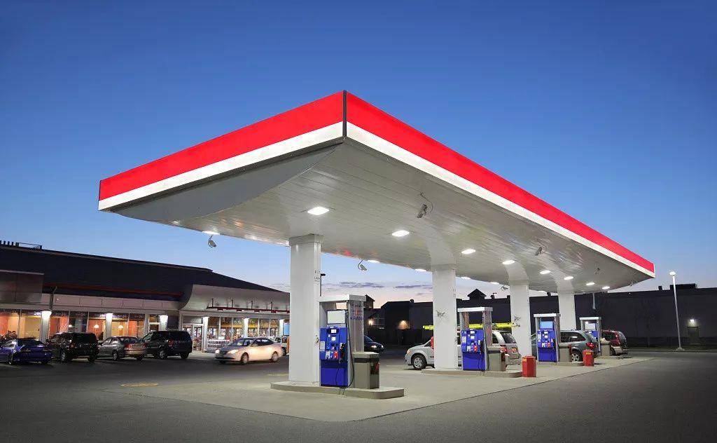 女明星|因欠八百多亿逃往国外，带走一女明星和61个亿，父亲下葬都不回来