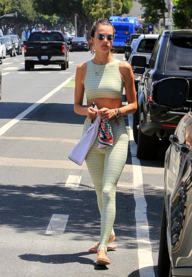 美眉|酷女孩人手一件的时尚单品，穿“运动背心”露腹肌，高级帅气