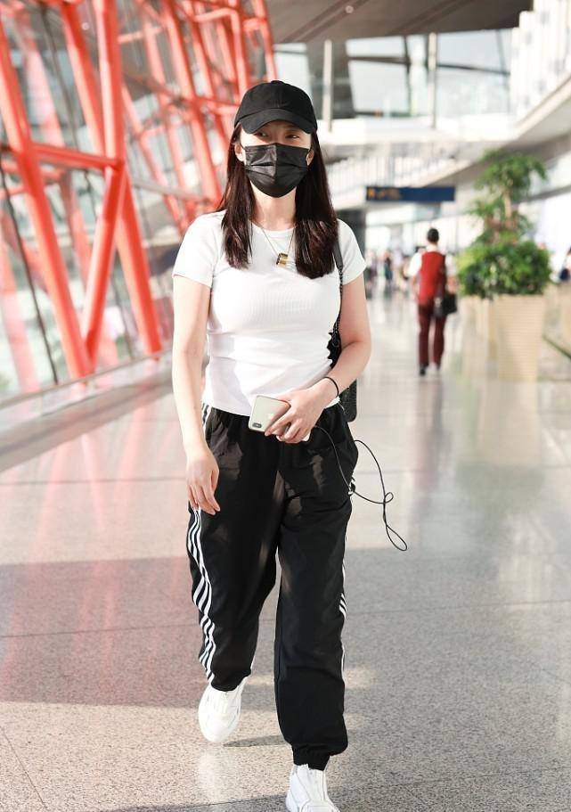 曲线|徐冬冬的身材叫人羡慕,“蜜桃”曲线穿T恤有点紧,素颜挺清纯