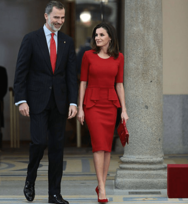 设计|西班牙王后穿挂脖波点连衣裙，微露香肩真惊艳好似梦露，迷倒国王