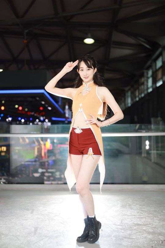 都齐聚|2021ChinaJoy现场Showgirl：快来，大量的深V白衣女神，不解释！