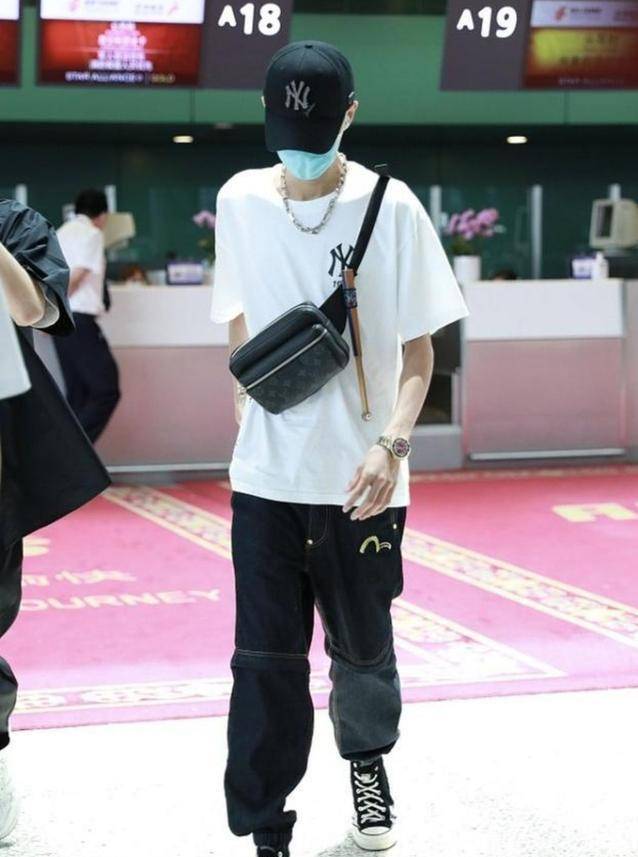 身材|秦霄贤衣品不错,白衬衫配格子裤休闲时尚,就是身材太瘦撑不起来