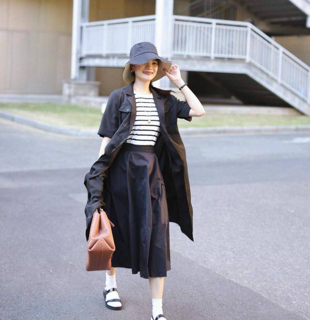 服装|中年女人最爱的黑白配，再加入一点“亮色”，就会高级得令人神往