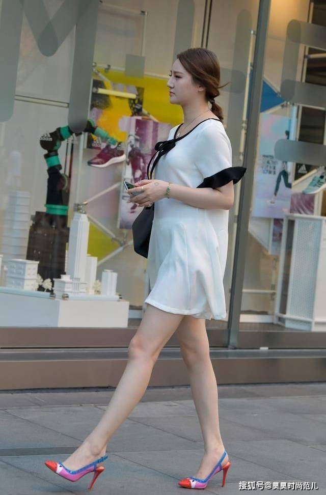 一身|微胖女孩的夏日穿搭，一身简约黑白拼色连衣裙搭配，简单优雅大方