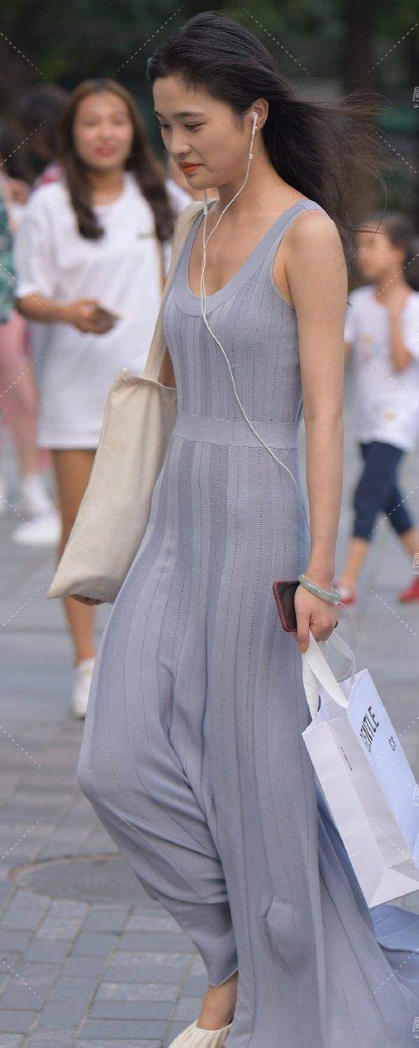 裙子|高挑多姿的连衣裙美女，才能扬长避短打造出众美感，极具气质