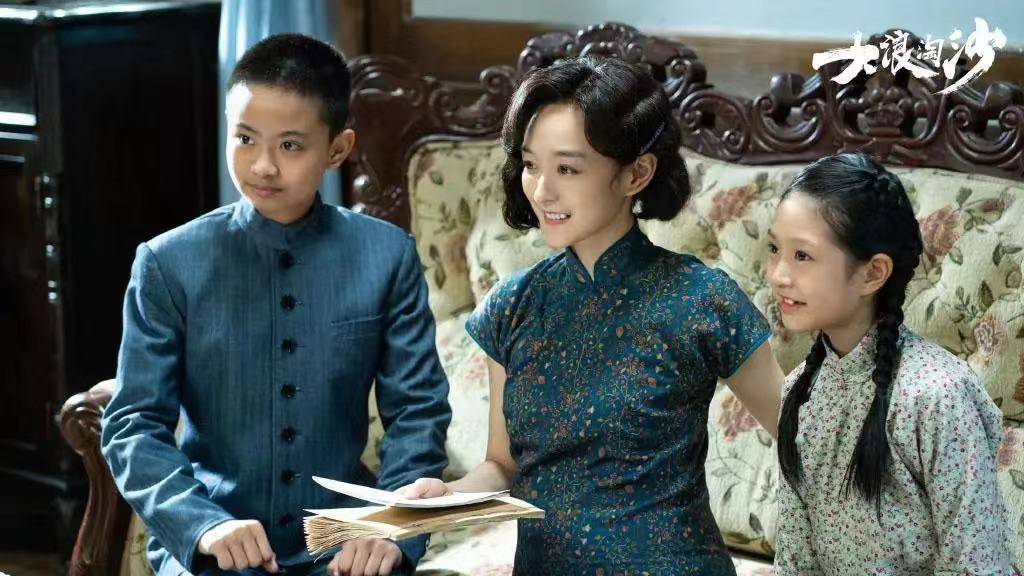 身材|何泓姗气质真好，穿旗袍美的动人一点不像34岁，不愧是“小周迅”