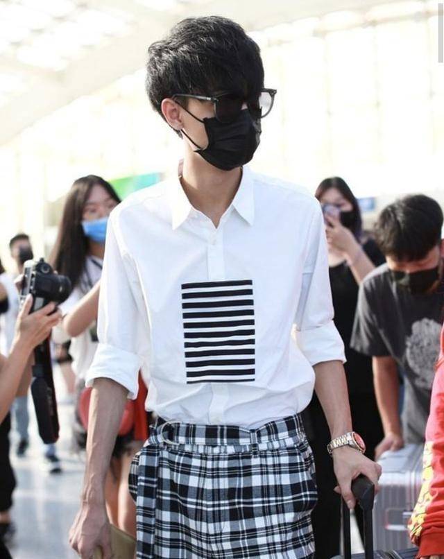 身材|秦霄贤衣品不错,白衬衫配格子裤休闲时尚,就是身材太瘦撑不起来