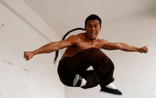 进行|凭借《功夫》爆火的释行宇，竟拍了部网大，女主身材却是最大看点