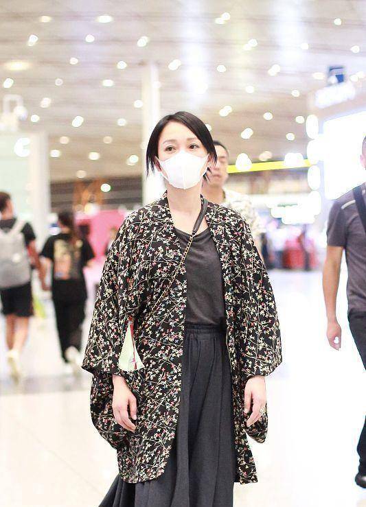 颜色|演技派底气就是足，周迅不仅穿的衣服很简单，头发都是乱糟糟的