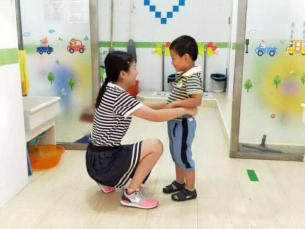 厕所|憋尿，是3-5岁孩子的特点，上幼儿园之前提前培养如厕习惯