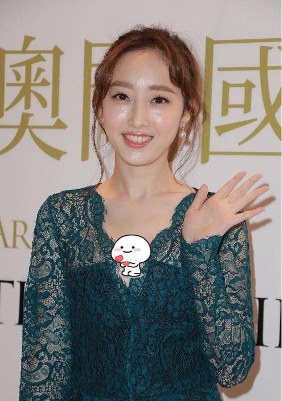 饱和度|蒋梦婕穿蕾丝睡裙还挺媚，深V大露背真敢穿，气质真的好迷人