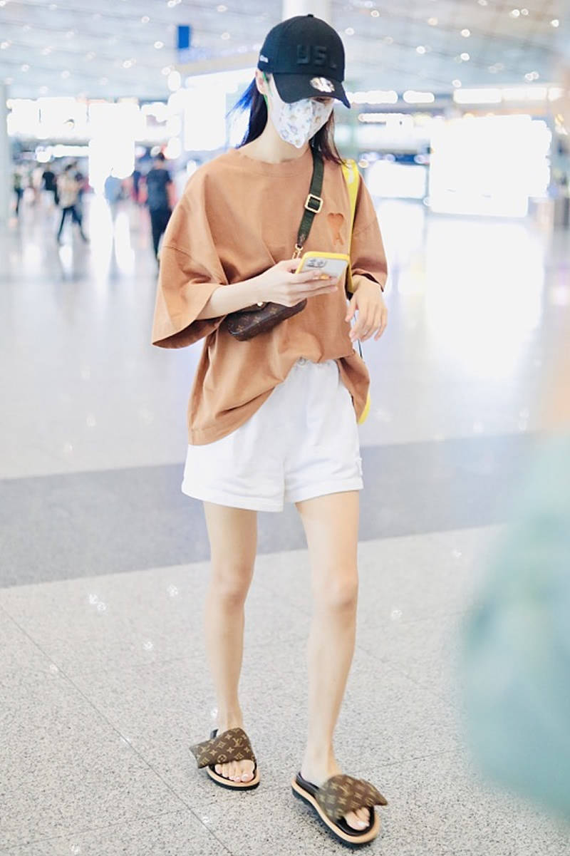 北舞校花金晨真敢穿牛仔裙肩膀上挖掉一块正面看身材真绝