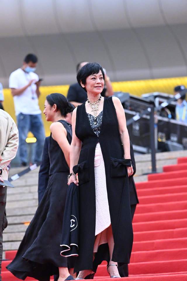 姜文|周韵罕见走红毯不带姜文，换新发型超温柔，脖梗皮肤松弛痦子抢镜