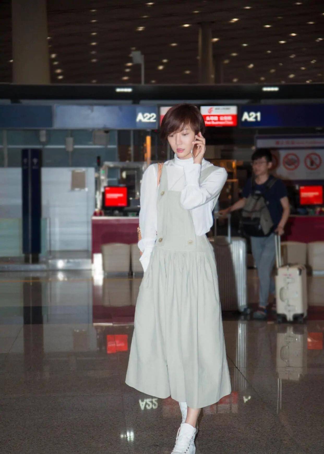 高领衫|王珞丹真会玩，别人穿背带裙搭T恤走减龄风，她搭高领衣气质满满