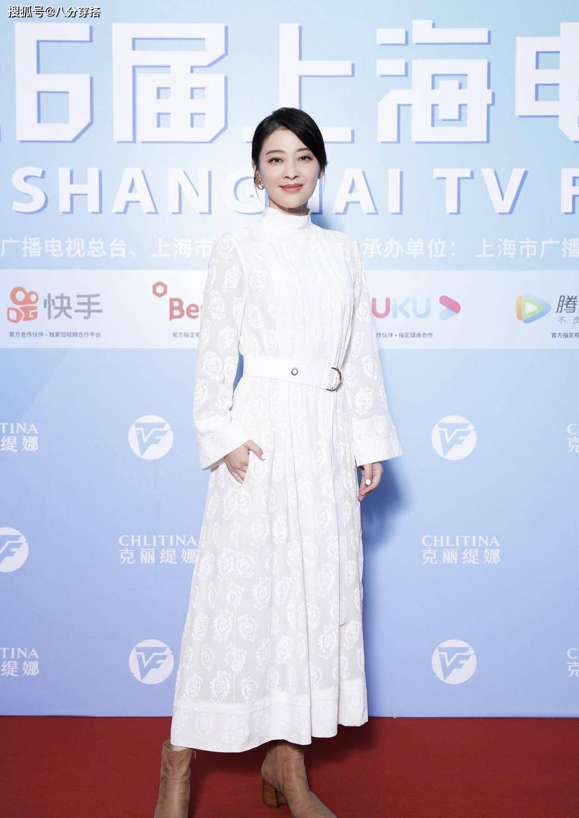 黑色|梅婷可真会扮嫩，穿印花T恤配牛仔裤随性优雅，打扮像个大学生