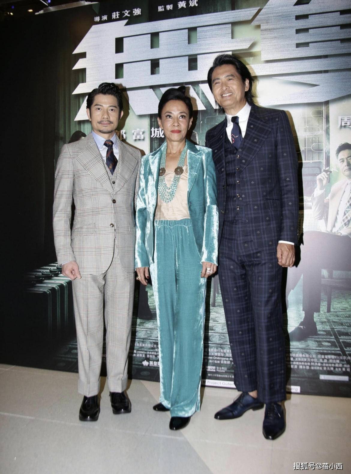 方面|周润发老婆陈荟莲终于不梳“道姑头”了，穿酒红色连衣裙气质优雅