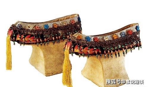 是属于|价值10万的古代旗鞋,现代人说它很丑,穿上它行走也难上加难