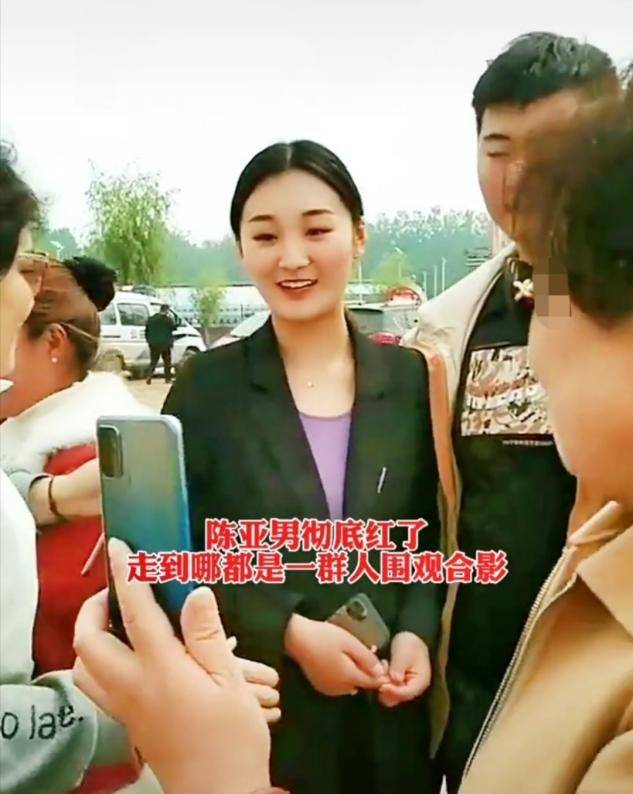 大衣哥儿媳成网红出行遭路人围观合影打扮低调挽老公太恩爱