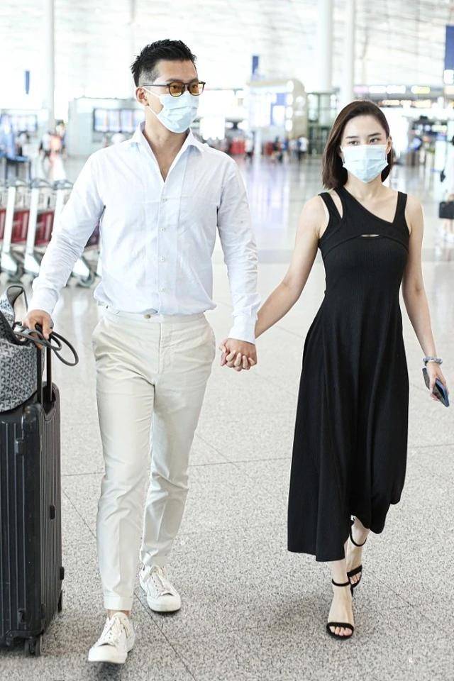 视觉|窦骁何超莲十指相扣现身，黑加白情侣风穿搭秀恩爱，这时髦感真强