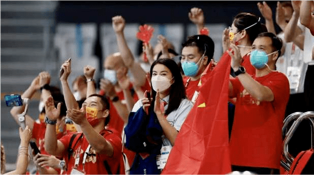 郭晶晶|郭晶晶竟变小迷妹!与双金得主合影却美成主角,留齐肩短发嫩成学生