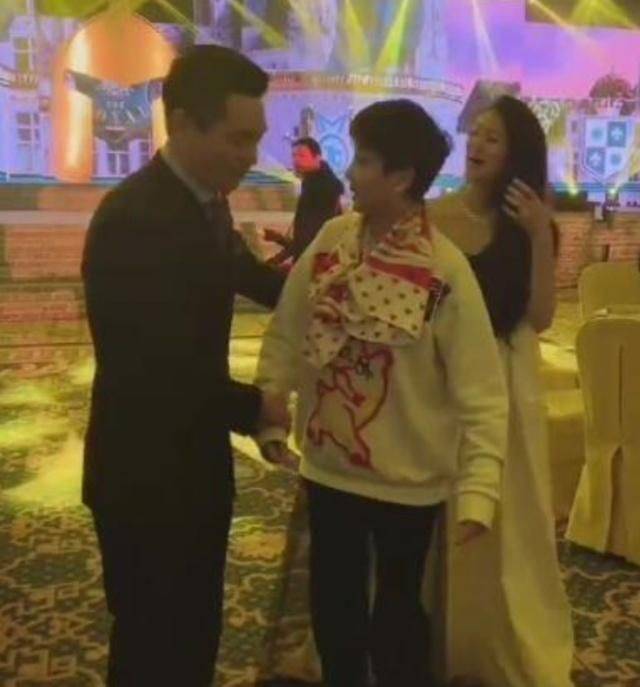 颜色|梁安琪现身度假村剪彩，穿碎花裙不敢踩高跟鞋，老了就该有老样！