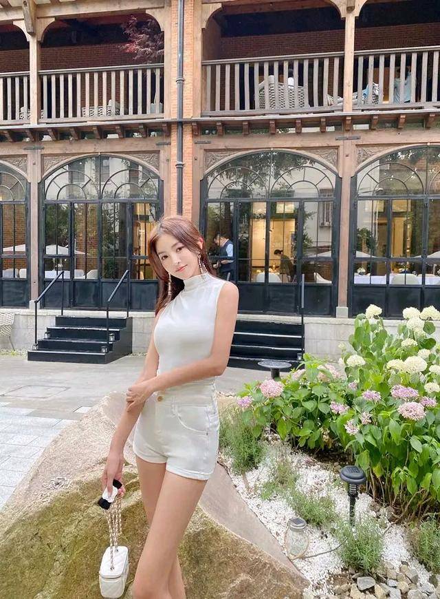 夏季里|白色，精致时髦女孩的韵味感