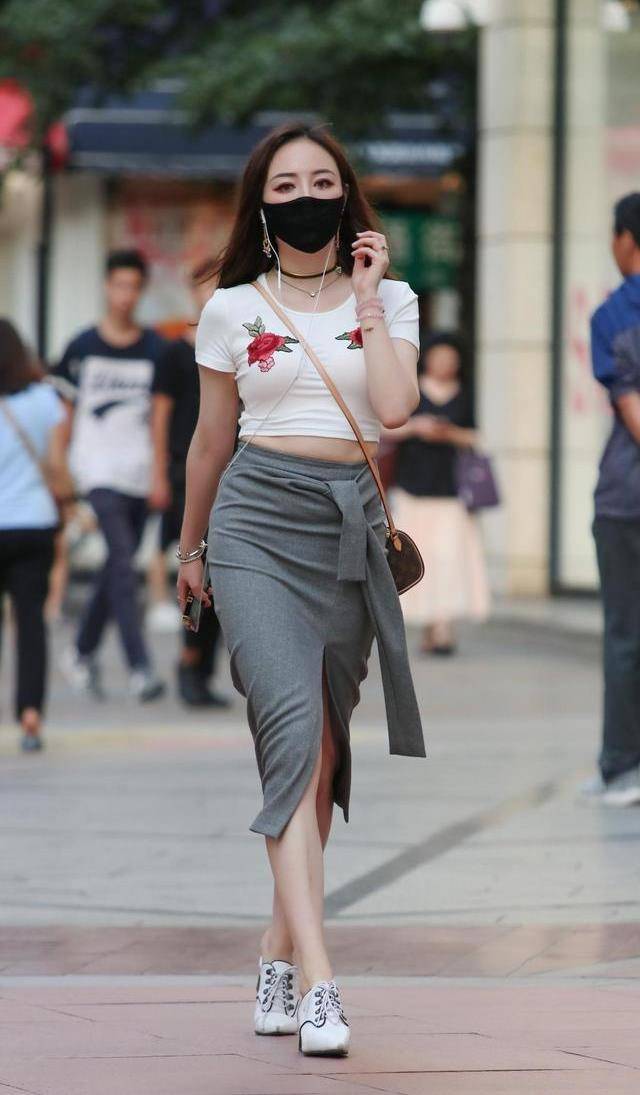 的比例|素颜出现在广场上的胖网红女郎,留着整齐的刘海发