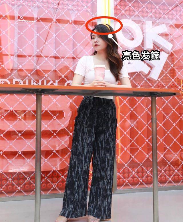 服装|中年女人最爱的黑白配，再加入一点“亮色”，就会高级得令人神往