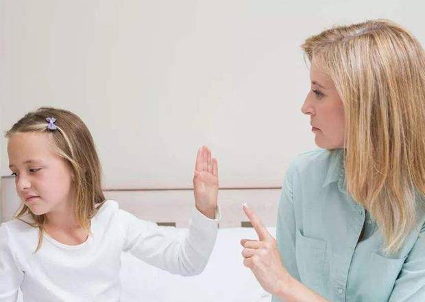 家长|刚出生的妹妹,哥哥一亲近就莫名哭泣,妈妈打开襁褓脸都变了