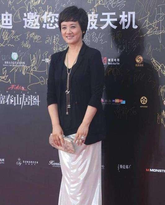 黑色|张国立携邓婕出席活动，两人都年过六旬，却还一头乌发容光焕发