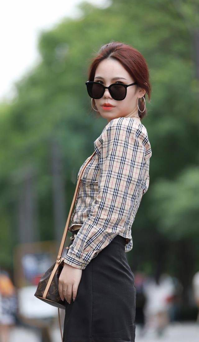 高跟鞋|白色的短裙和白色的高跟鞋, 给人一种清纯的感觉