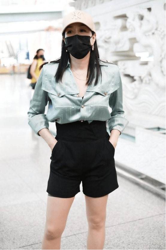 黑色|钟丽缇也太会穿了，真丝衬衫搭配黑色高腰裤，减龄又显腿长