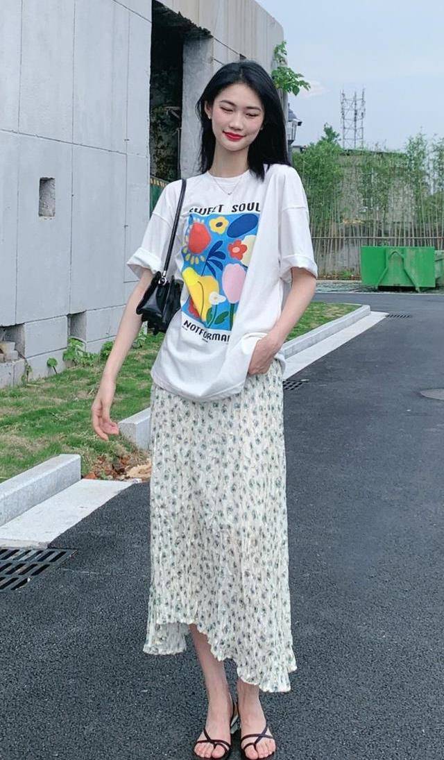 披肩|白T恤搭碎花裙很漂亮，简单而不简约