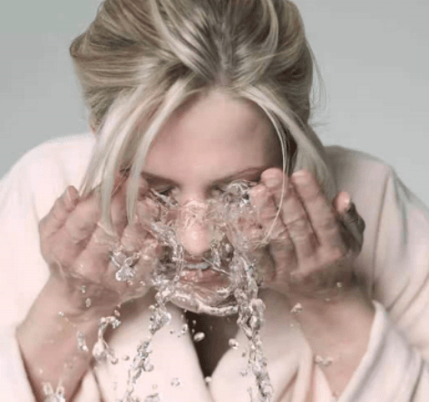 长痘痘|洗脸不对，保养白费！很多人都会踩雷的3大错误洗脸方法，有你吗？