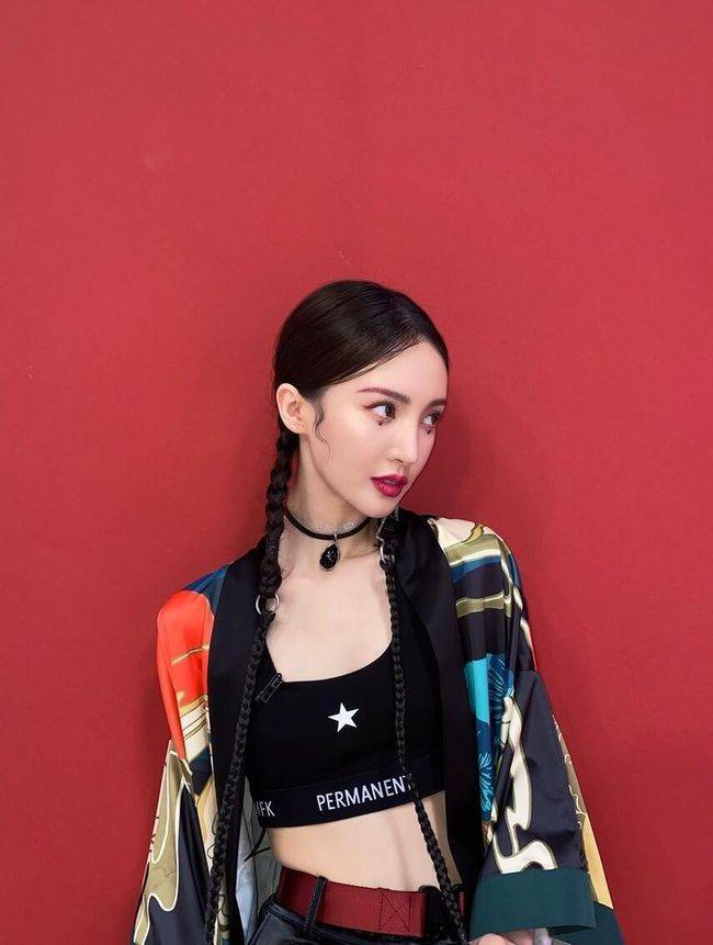 美眉|酷女孩人手一件的时尚单品，穿“运动背心”露腹肌，高级帅气