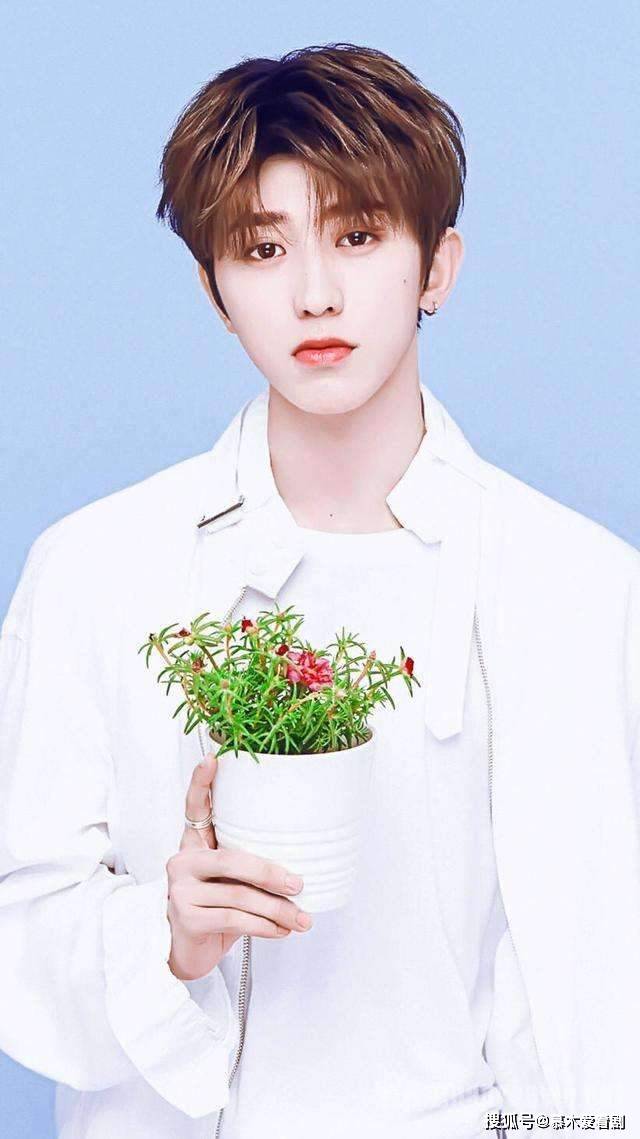 角色|蔡徐坤竟与杨超越同岁，出道9年的他，如今扛起《跑男》收视率？