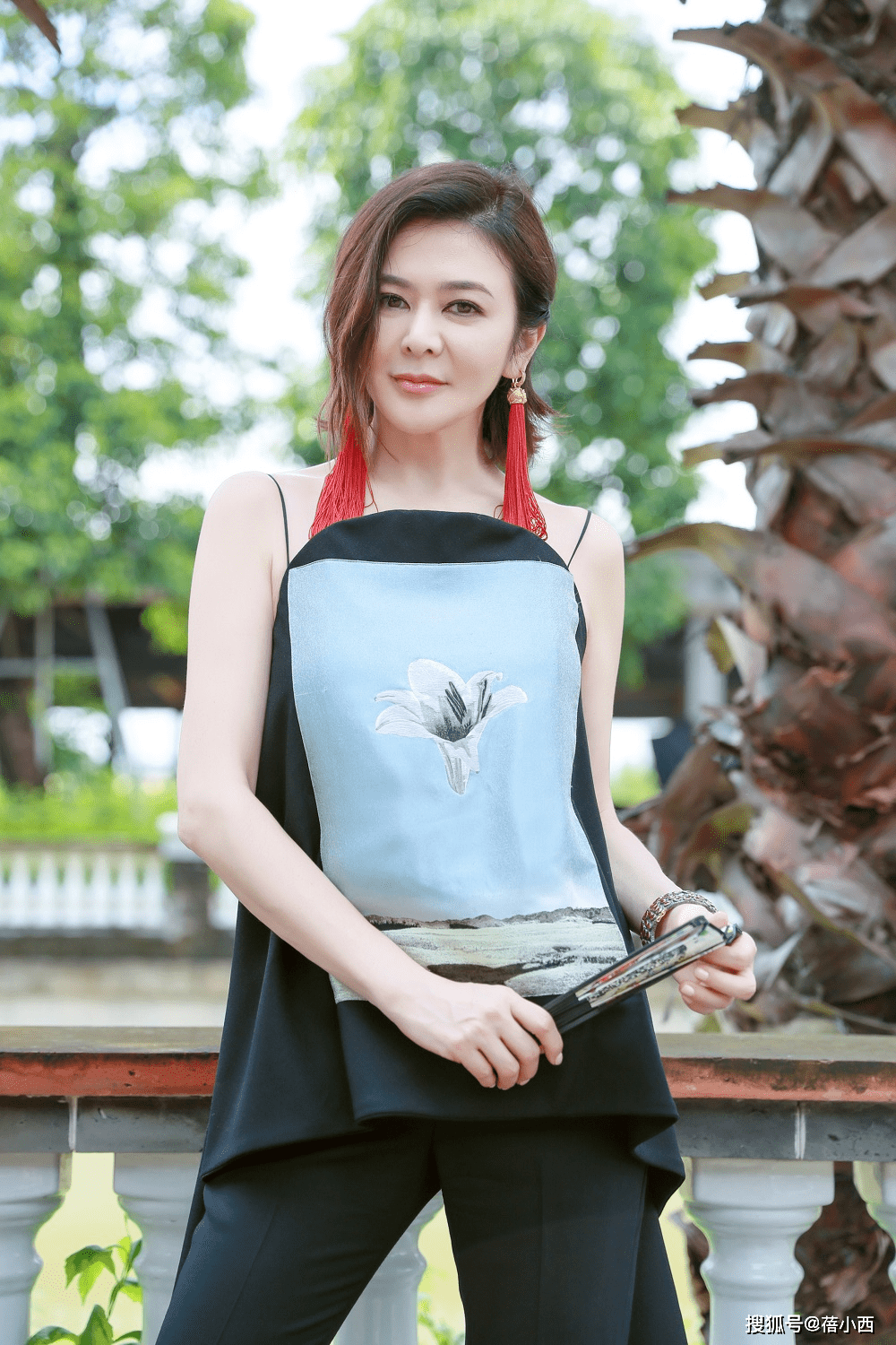 设计|关之琳烫了波波头真减龄，穿挂脖豹纹连衣裙气质惊艳，越老越耐看