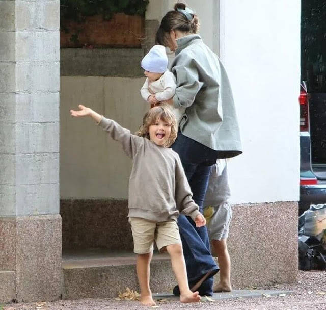 黑色|瑞典辣模王妃新照曝光!拖地喇叭裤太累赘,4个月大的小王子萌翻