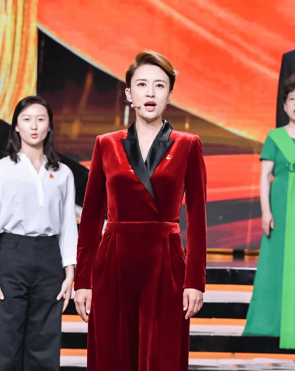 服装|张蕾才是真正不老女神，穿红色丝绒连体裤亮相，时髦洋气，太惊艳