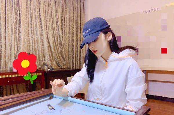 设计|古力娜扎的豪宅曝光，电视直接丢在地上，在家刺绣的样子太美了