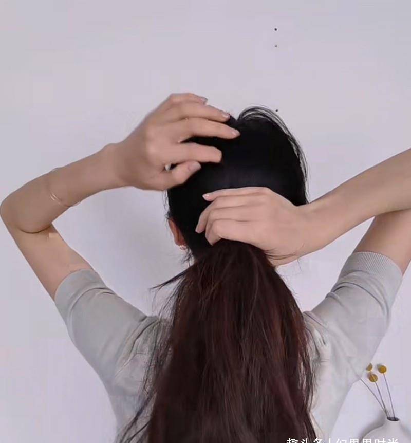 发髻|5种免橡筋绑头发大法女生必学！零工具随时打造韩星慵懒的气质！
