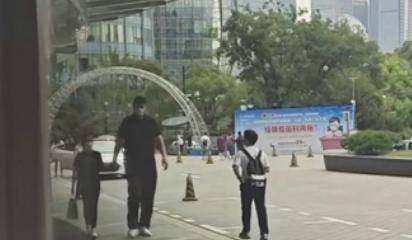全黑|姚明带女儿逛街，11岁姚沁蕾身高已经一米七，全黑休闲风也养眼
