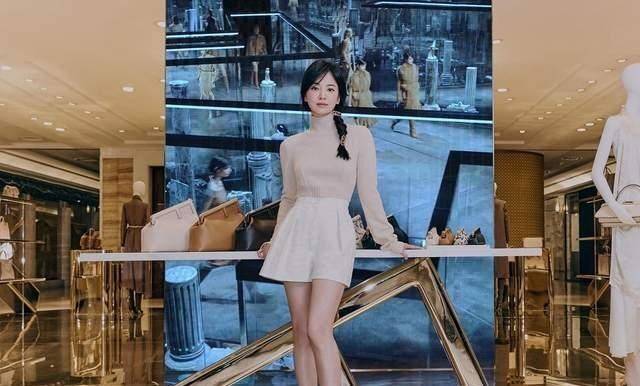 品牌|宋慧乔终于露面，穿衣搭配十分亮眼，高颜值很受欢迎！